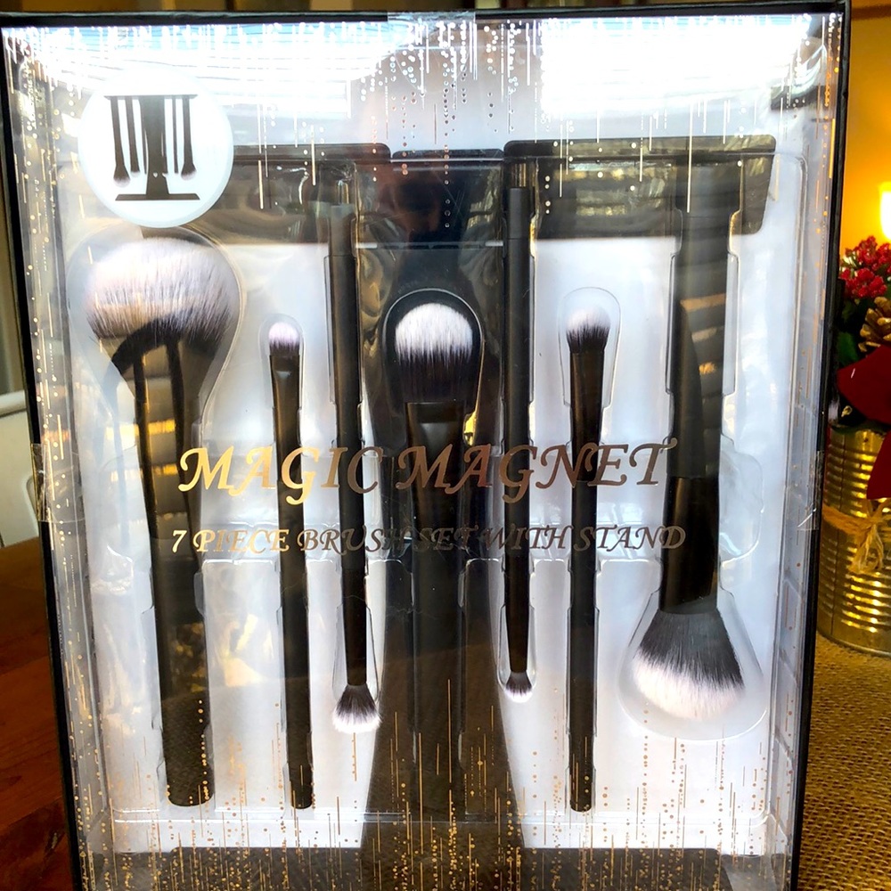 Magic Magnet 7 piece Makeup brush set with stand